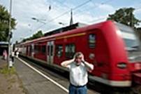 Verlierer: Adolf Thelen aus Willich-Anrath findet die Lärmbelastung jetzt schon groß.  Foto: Stefan Finger